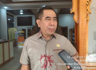 Tiang Listrik Hampir Roboh di Graha Indah, DPRD Desak PLN Segera Bertindak