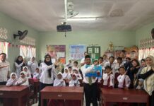 PT KKT Serahkan Bantuan Meja dan Kursi untuk SD IT PJHI Batakan