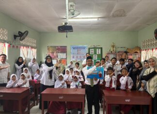 PT KKT Serahkan Bantuan Meja dan Kursi untuk SD IT PJHI Batakan