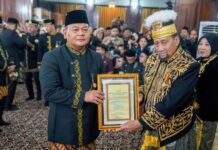 Kapolda Kaltim Terima Gelar Kehormatan dari Kesultanan Kutai