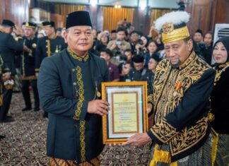 Kapolda Kaltim Terima Gelar Kehormatan dari Kesultanan Kutai