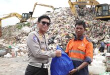 Polantas Polda Kaltim Berbagi Sembako di TPA Manggar dan Sepanjang Jalan Mulawarman