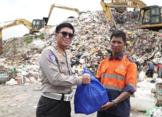 Polantas Polda Kaltim Berbagi Sembako di TPA Manggar dan Sepanjang Jalan Mulawarman