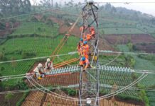 Gelegar Semangat Hari Pahlawan: PLN UIP KLT Lanjutkan Perjuangan dengan Membangun Terang di Kalimantan