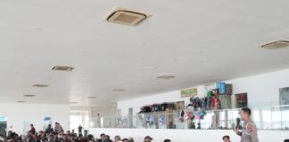 Ditlantas Polda Kaltim Gelar “Polantas Menyapa” Bersama Porter dan Buruh Pelabuhan Semayang