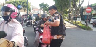 HDCI Balikpapan dan Satlantas Polresta Gelar Jumat Berkah, Bagikan 300 Paket Makanan