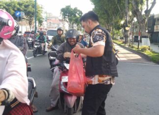 HDCI Balikpapan dan Satlantas Polresta Gelar Jumat Berkah, Bagikan 300 Paket Makanan
