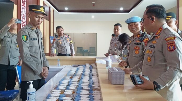 Polresta Balikpapan Gelar Tes Urine Mendadak, Pastikan Personel Bebas dari Penyalahgunaan Narkoba