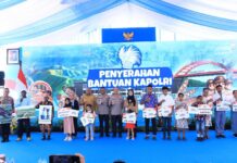 Polri Serahkan Tabungan Pendidikan untuk 10 Anak Korban KKB Papua