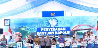 Polri Serahkan Tabungan Pendidikan untuk 10 Anak Korban KKB Papua