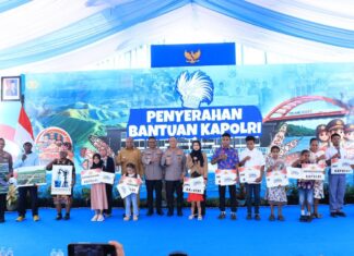 Polri Serahkan Tabungan Pendidikan untuk 10 Anak Korban KKB Papua